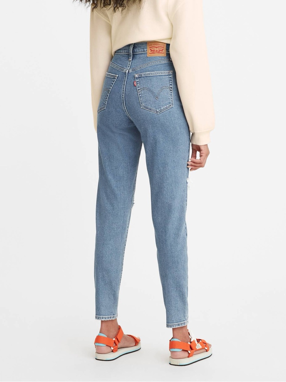 Levi's High-Rise Mom Jeans in Medium Blue Denim